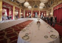 Inside Job at the Élysée: Silverware Theft Exposes Palace Vulnerabilities and Shakes French Presidency Visitors view a table dressed with plates and glasses for official dinners at the Elysee Palace in Paris, Saturday, Sept. 15, 2012.